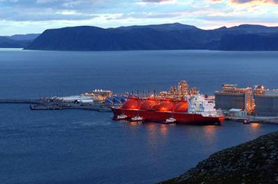 Et LNG-skip som ligger til kai på Melkøya, med et vakkert fjordlandskap i bakgrunnen