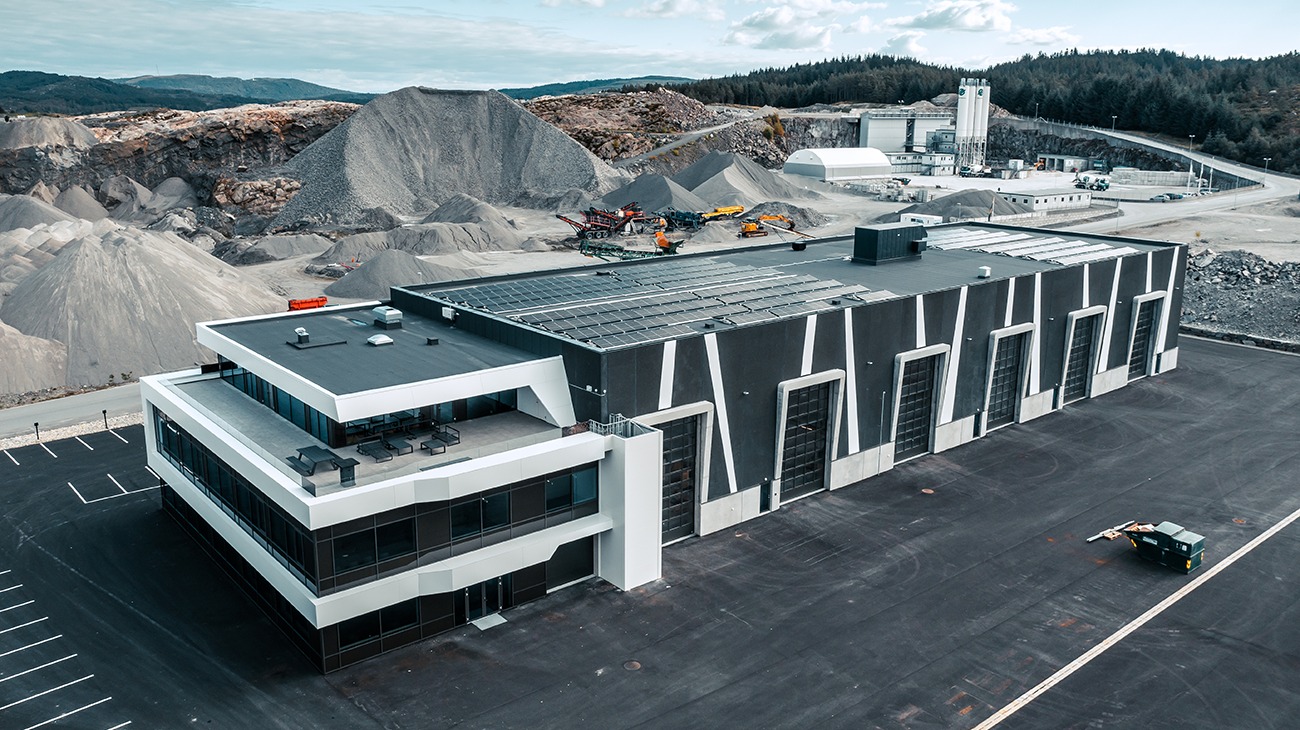Dronebilde av vårt nye bygg på Gismarvik, med betongfabrikken i bakgrunnen.