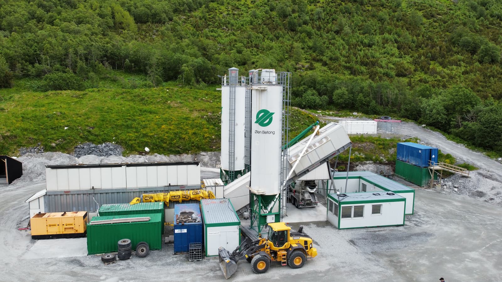 Vårt mobile blandeverk montert i Geiranger med en hjulaster parkert foran siloene.