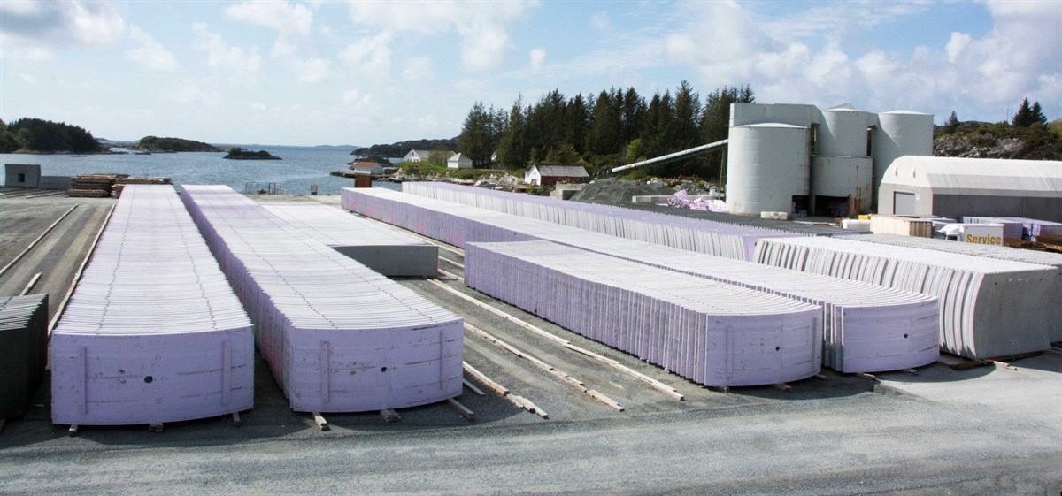 Flere rekker med betongelementer til tunnel, klare til å lastes på båt, på lagerplassen utenfor vår fabrikk i Sveio