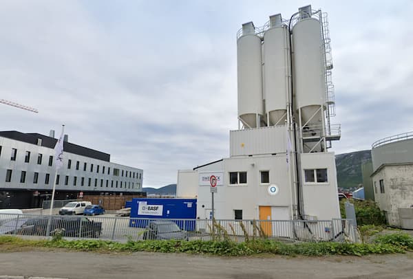 Vårt blandeverk i Tromsø sett fra gaten.