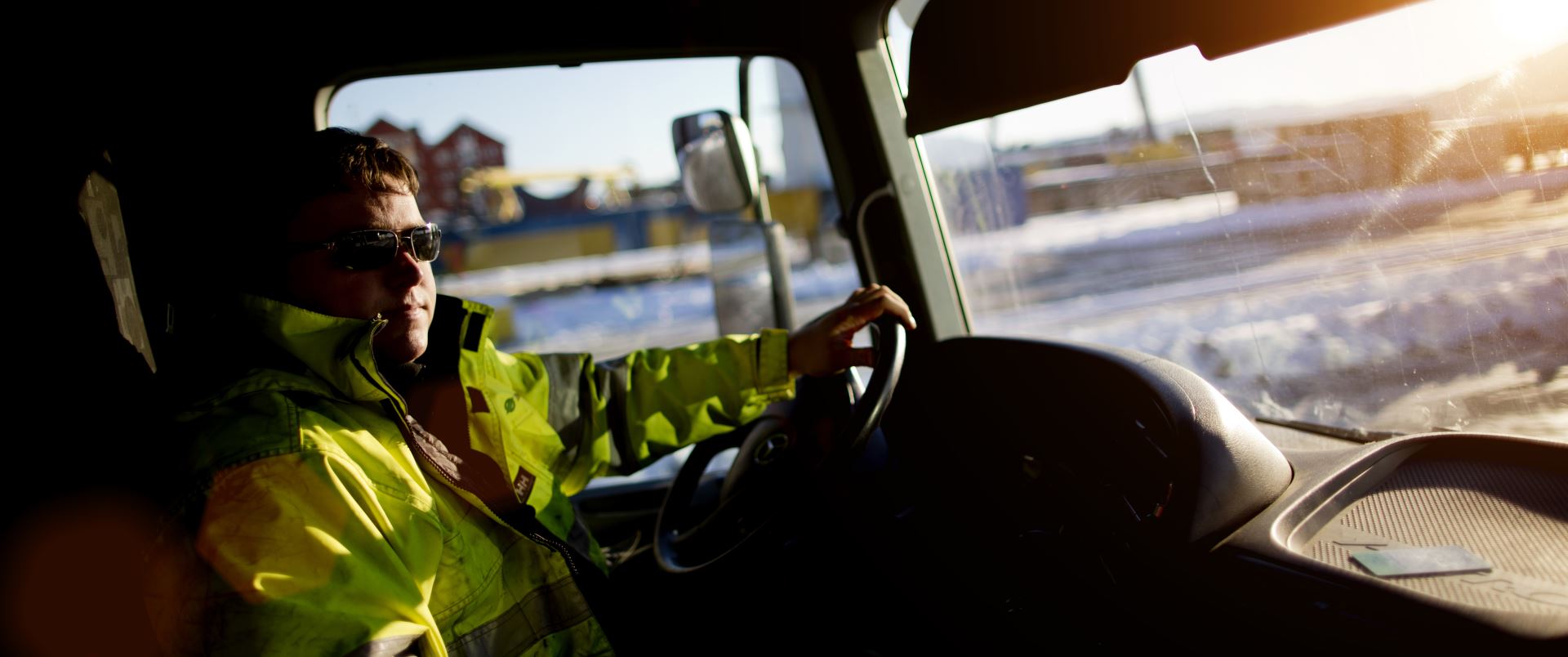 En sjåfør sitter bak rattet i en betongbil