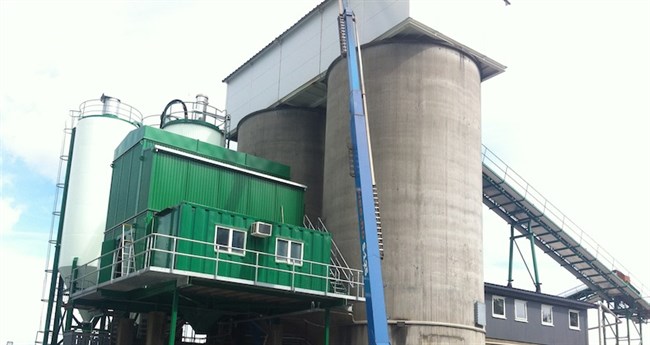 Et betongblandeverk med 2 større og 2 mindre siloer, samt samlebånd for lasting av tilslag