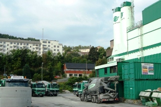 Blandeverket på Laksevåg med flere betongbiler utenfor
